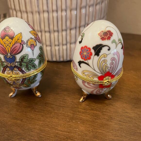 Pair of ceramic painted egg shaped trinket boxes - Picture 2 of 10